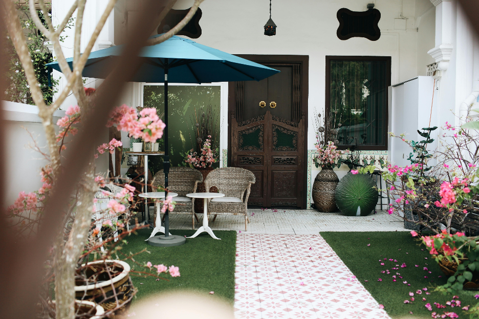 eleganti iekārtots dārza ar home4you mēbelēm